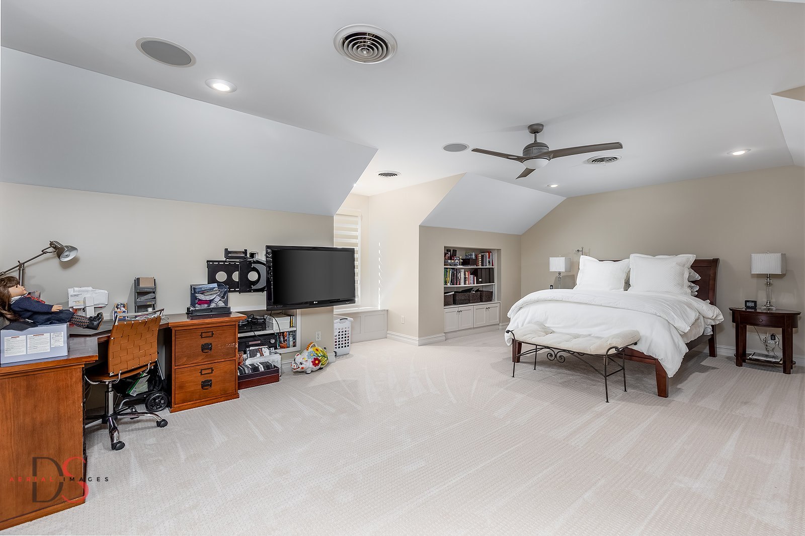Ottawa, Illinois, 61350, United States, 4 Bedrooms Bedrooms, ,5 BathroomsBathrooms,Residential,Active,1953408