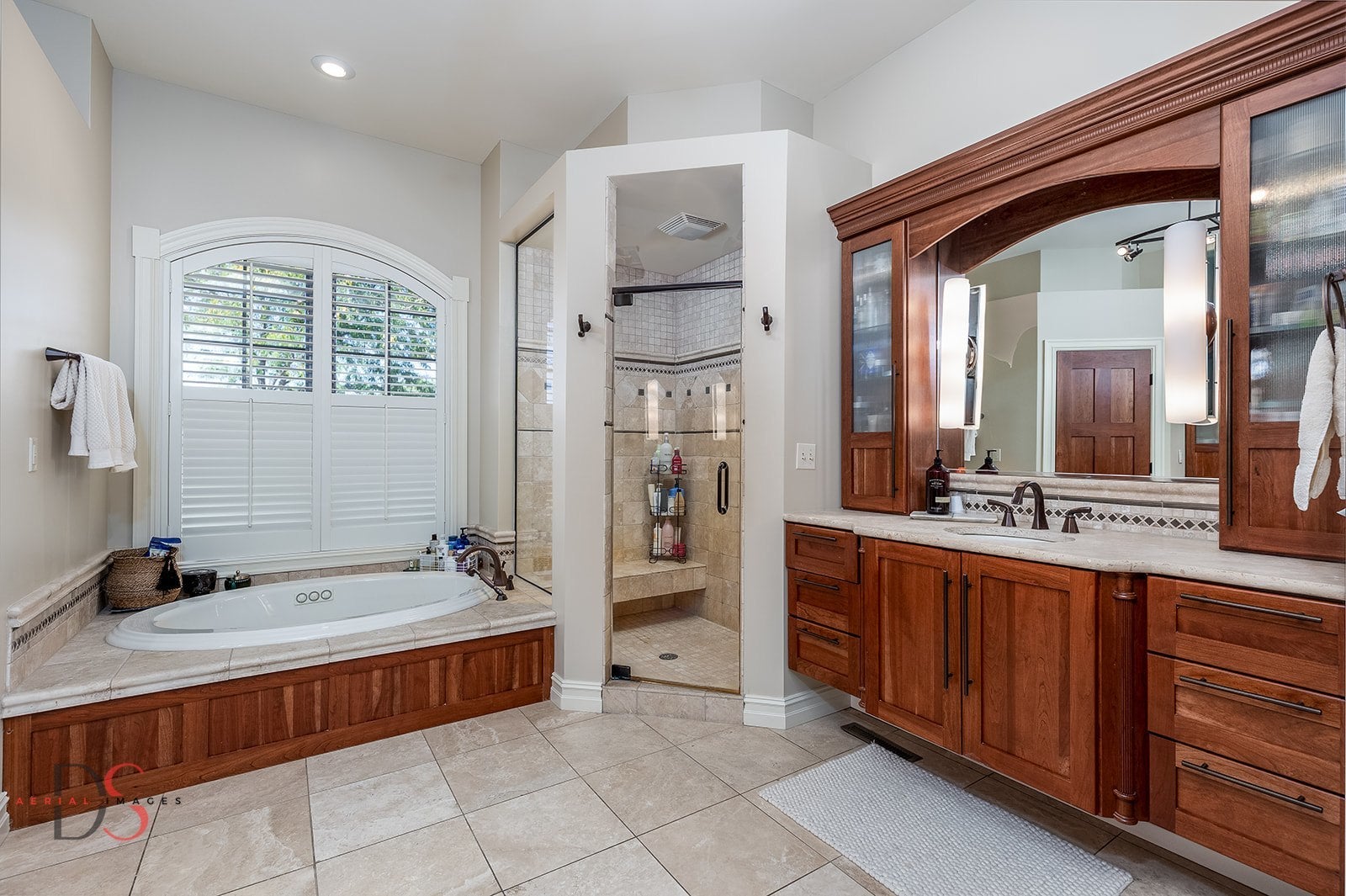 Ottawa, Illinois, 61350, United States, 4 Bedrooms Bedrooms, ,5 BathroomsBathrooms,Residential,Active,1953408