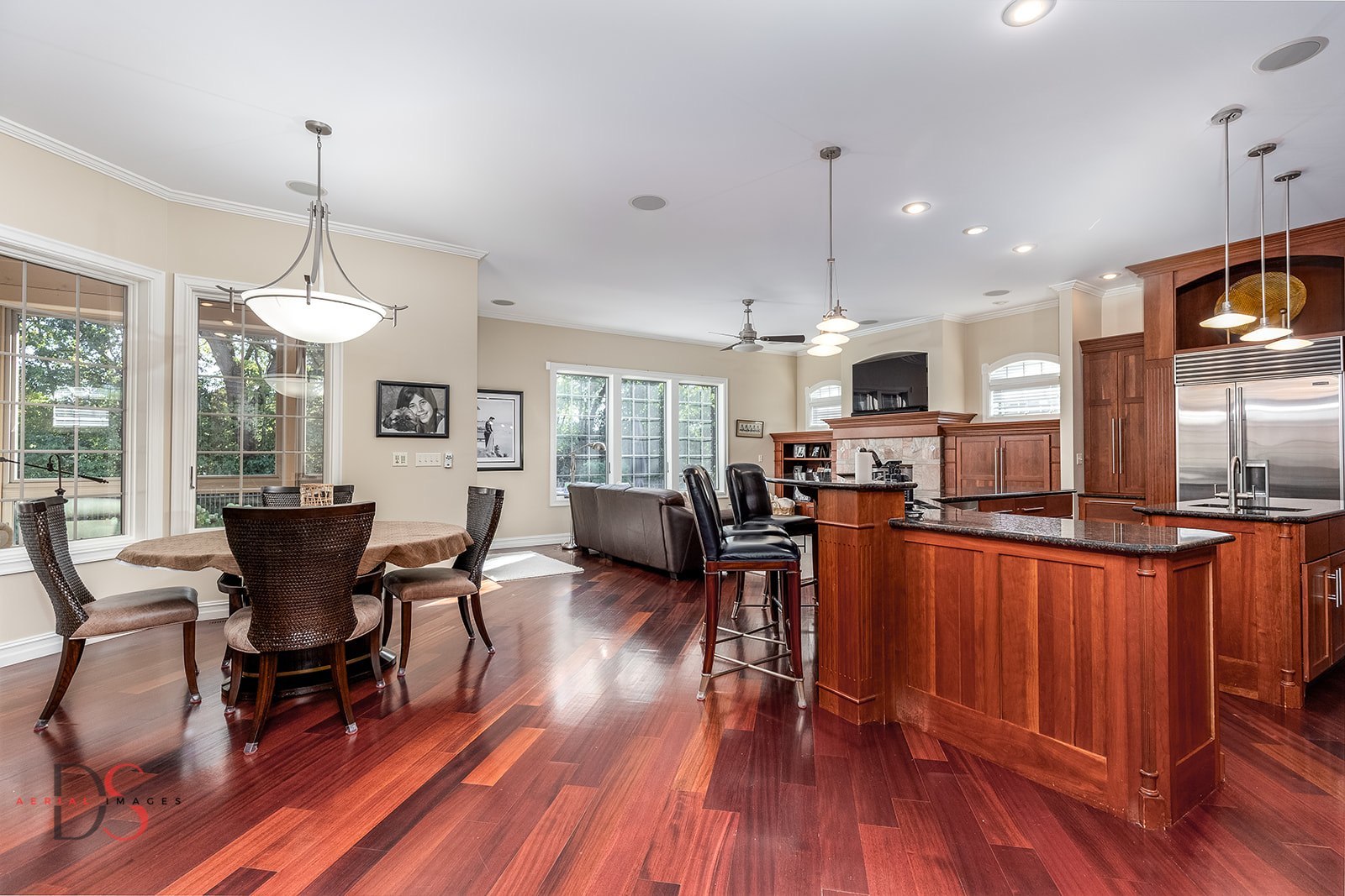 Ottawa, Illinois, 61350, United States, 4 Bedrooms Bedrooms, ,5 BathroomsBathrooms,Residential,Active,1953408