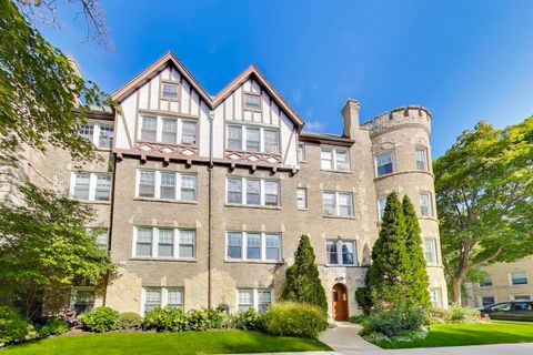 Photo of 2300 W FARWELL Avenue #3, Chicago, IL 60645 (MLS # 12484604)