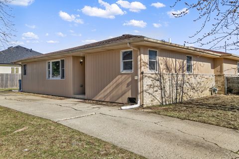 Photo of 2466 Red Oak Trail, Crest Hill, IL 60435 (MLS # 12594394)