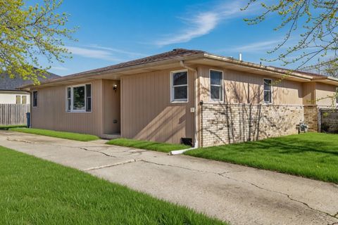 Photo of 2466 Red Oak Trail, Crest Hill, IL 60435 (MLS # 12594394)