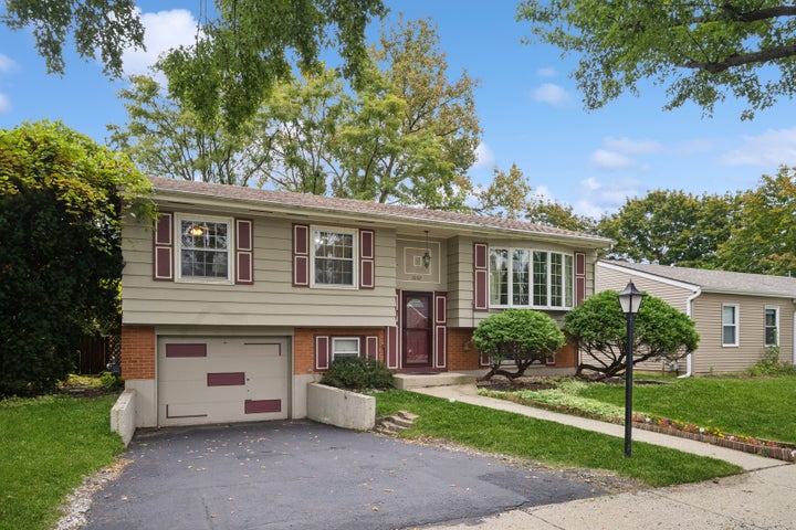Photo 1 of 26 — 1032 Valley Stream Drive, Wheeling, IL 60090