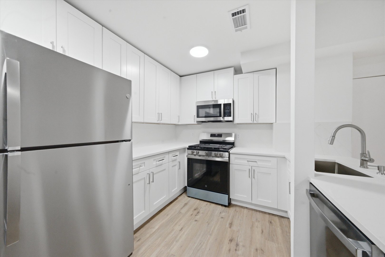 3037 N southport Avenue 2R