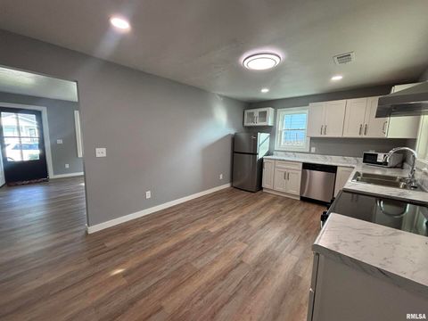 Tiny photo for 710 Catherine St Street, Metropolis, IL 62960 (MLS # EB458522)