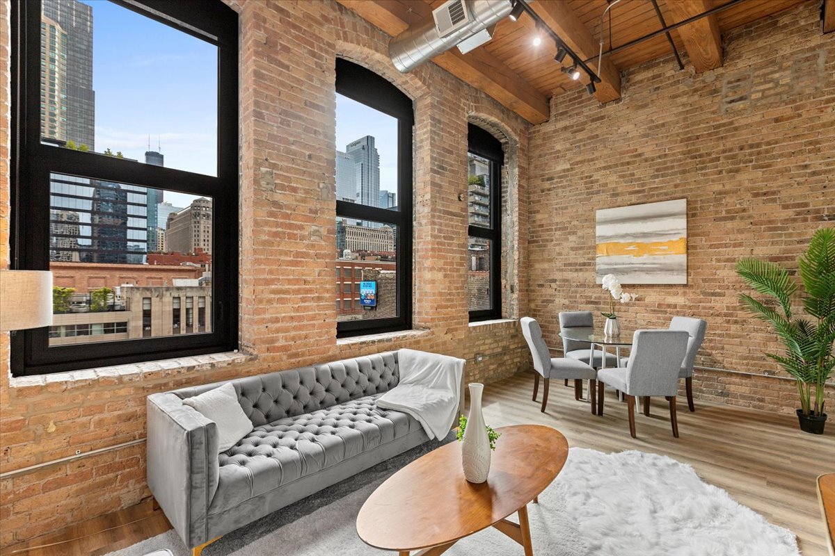 153 W Ohio Street 403