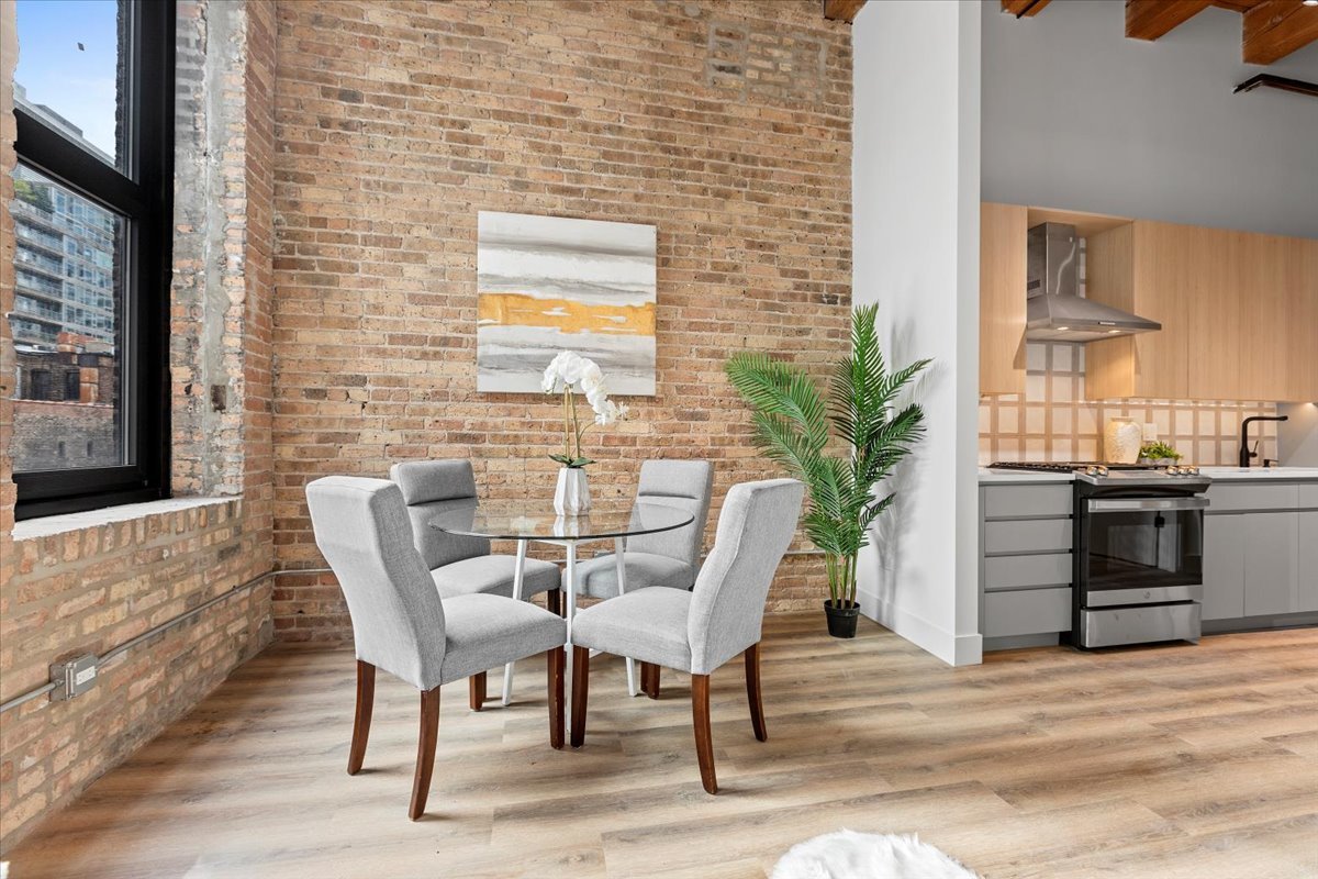 153 W Ohio Street 403