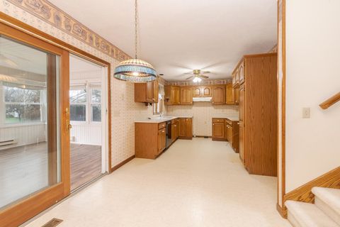 Tiny photo for 1402 E Indiana Avenue, Pontiac, IL 61764 (MLS # 12605394)