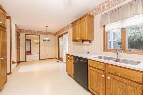 Tiny photo for 1402 E Indiana Avenue, Pontiac, IL 61764 (MLS # 12605394)