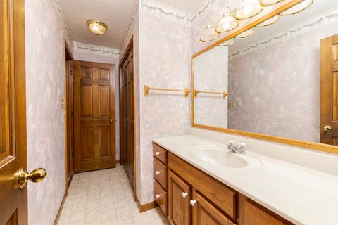 Tiny photo for 1402 E Indiana Avenue, Pontiac, IL 61764 (MLS # 12605394)