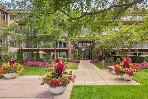 Photo of 5 Oak Brook Club Drive #S304, Oak Brook, IL 60523 (MLS # 12730957)
