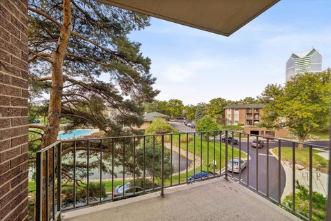 Tiny photo for 5 Oak Brook Club Drive #S304, Oak Brook, IL 60523 (MLS # 12730957)