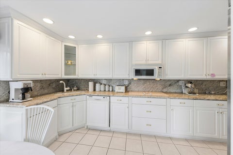 Tiny photo for 5 Oak Brook Club Drive #S304, Oak Brook, IL 60523 (MLS # 12730957)