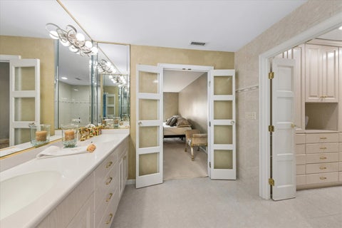 Tiny photo for 5 Oak Brook Club Drive #S304, Oak Brook, IL 60523 (MLS # 12730957)