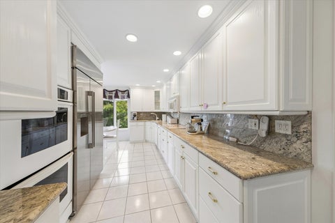 Tiny photo for 5 Oak Brook Club Drive #S304, Oak Brook, IL 60523 (MLS # 12730957)