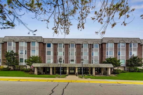 201 THAMES PKWY APT 2K, PARK RIDGE, IL 60068 - Image efc040a4c8dcf9bd32aa53920e9e2c7c/3301675641