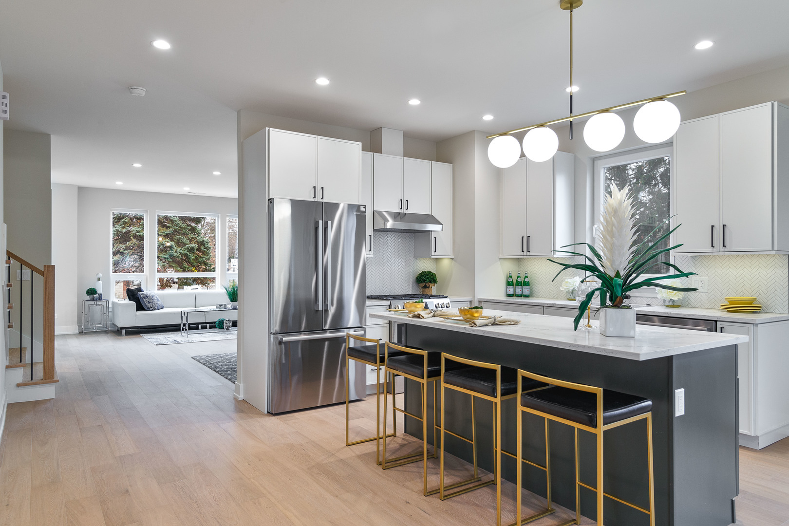 5256 W Newport Avenue