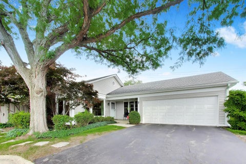 Photo of 7 The Court Of Hidden Bay, Northbrook, IL 60062 (MLS # 12692161)