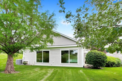 Tiny photo for 7 The Court Of Hidden Bay, Northbrook, IL 60062 (MLS # 12692161)