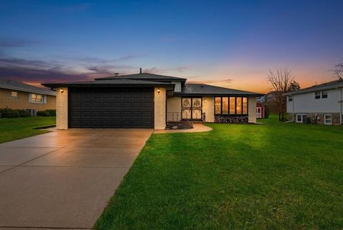 Photo of 9S315 Cumnor Road, Downers Grove, IL 60516 (MLS # 12591486)