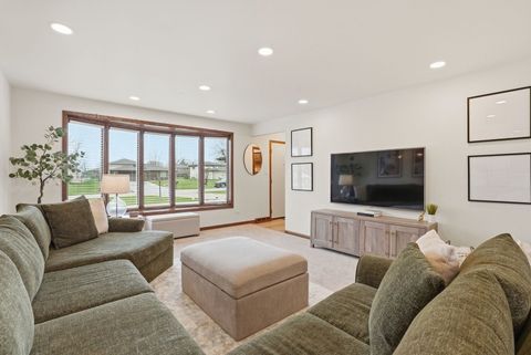 Tiny photo for 9S315 Cumnor Road, Downers Grove, IL 60516 (MLS # 12591486)