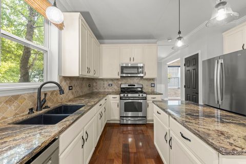 Tiny photo for 812 Metropolitan Avenue, Bolingbrook, IL 60490 (MLS # 12469920)