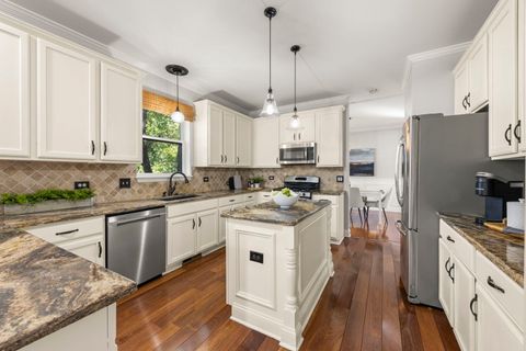 Tiny photo for 812 Metropolitan Avenue, Bolingbrook, IL 60490 (MLS # 12469920)