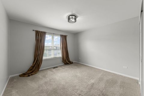 Tiny photo for 812 Metropolitan Avenue, Bolingbrook, IL 60490 (MLS # 12469920)
