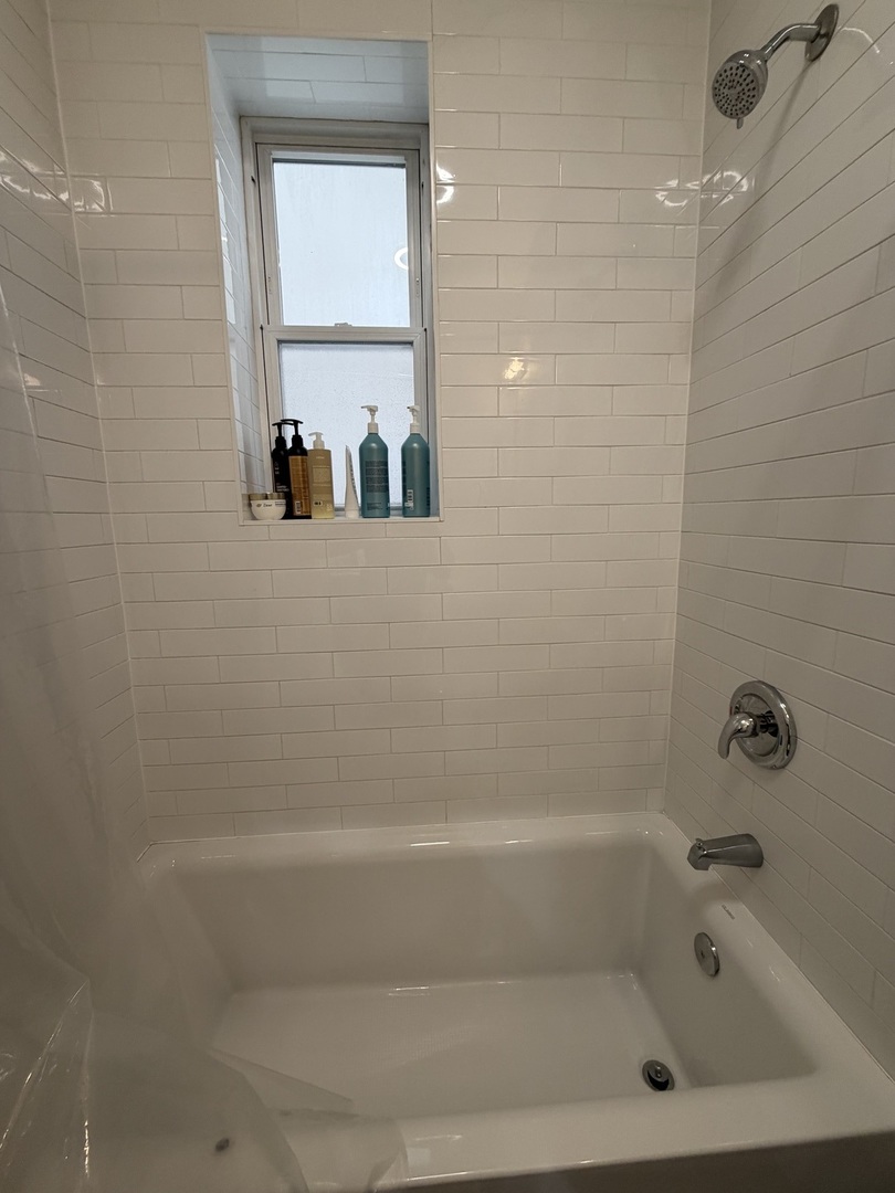 1472 W ERIE Street 1F