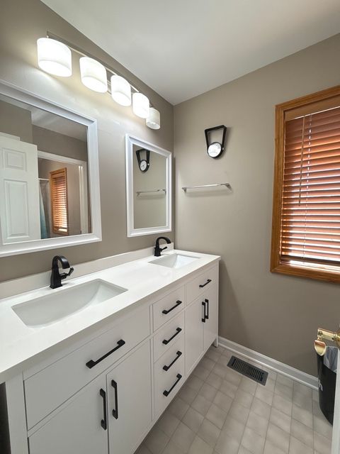 Tiny photo for 886 Saugatuck Trail, Vernon Hills, IL 60061 (MLS # 12612657)