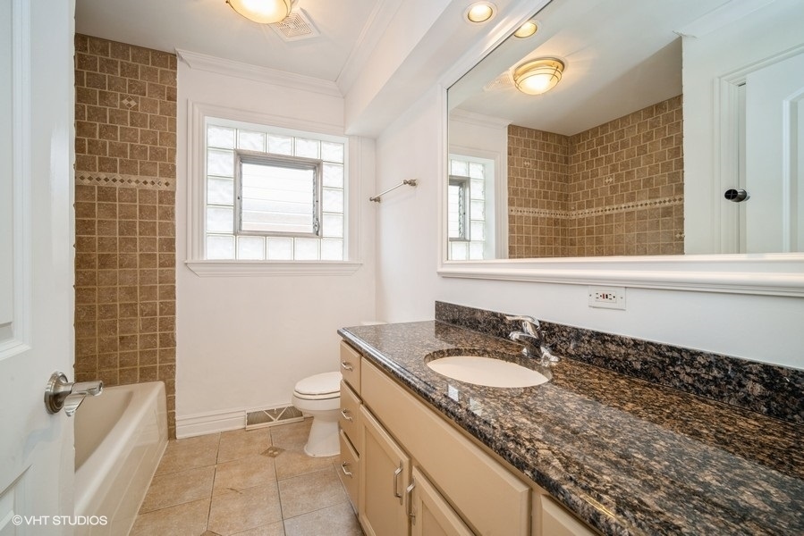 Chicago, Illinois 60656, United States, 2 Bedrooms Bedrooms, ,1 BathroomBathrooms,Residential,Active,238235