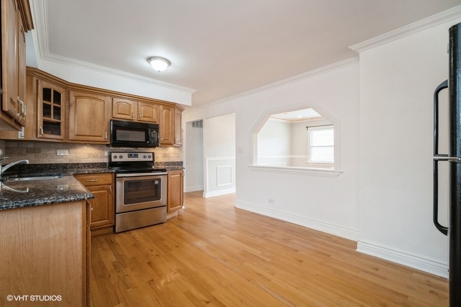 Chicago, Illinois 60656, United States, 2 Bedrooms Bedrooms, ,1 BathroomBathrooms,Residential,Active,238235