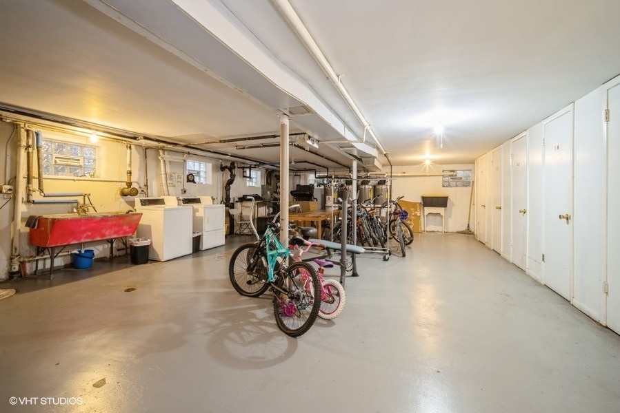 Chicago, Illinois 60656, United States, 2 Bedrooms Bedrooms, ,1 BathroomBathrooms,Residential,Active,238235