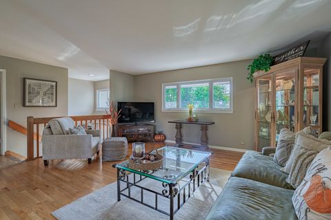 Tiny photo for 210 Yarmouth Road, Elk Grove Village, IL 60007 (MLS # 12498408)