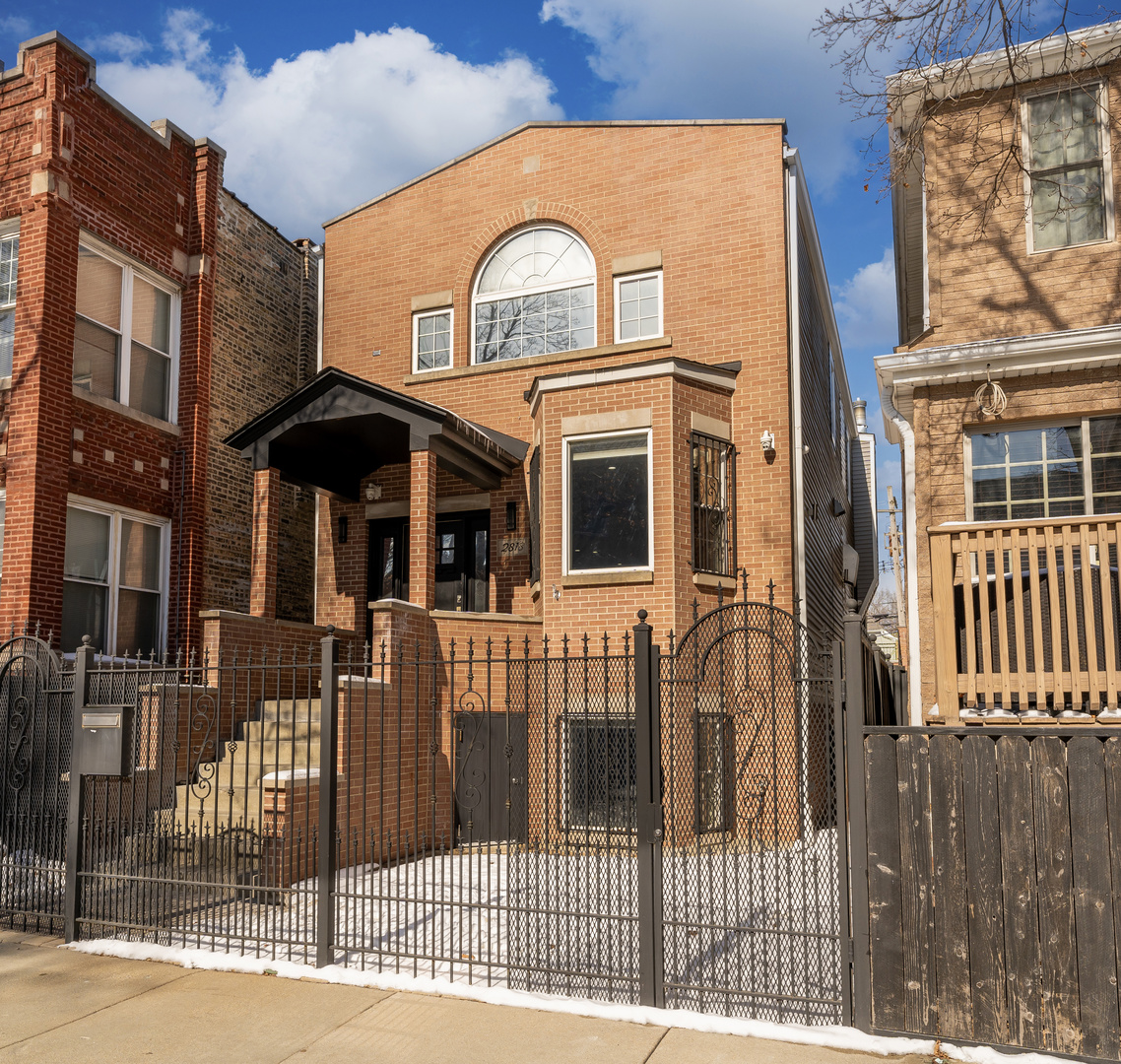2818 W Wellington Avenue