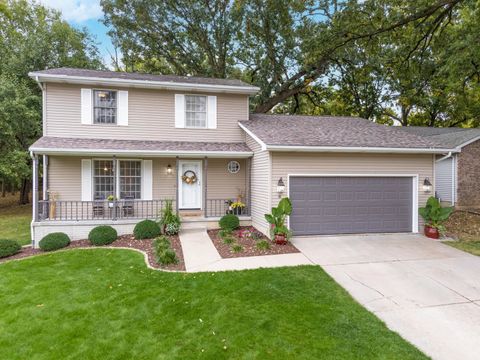 Photo of 8 Edgewood Court, Bloomington, IL 61701 (MLS # 12496942) Photo of 8 Edgewood Court, Bloomington, IL 61701 (MLS # 12496942)