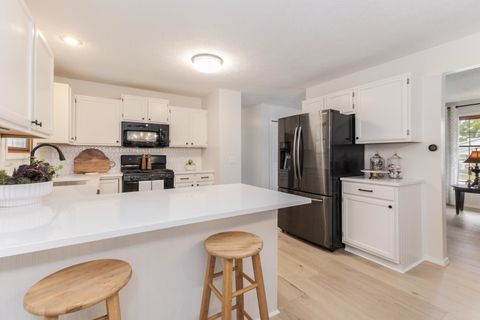 Tiny photo for 8 Edgewood Court, Bloomington, IL 61701 (MLS # 12496942)