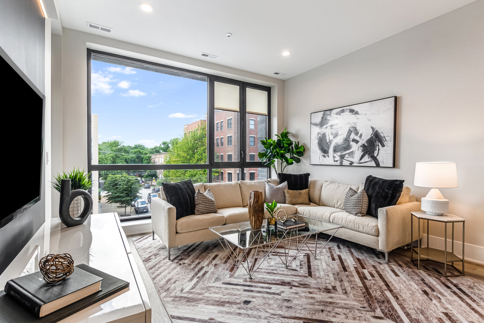 5753 N Broadway Street 303