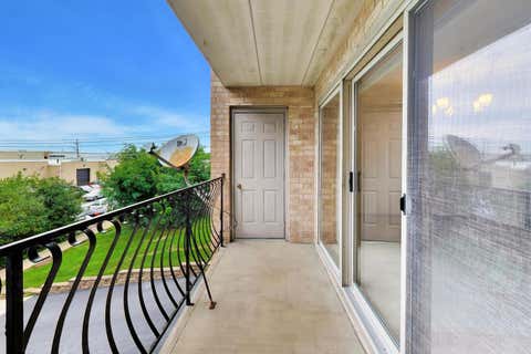 Tiny photo for 4401 Pershing Avenue #2N, Downers Grove, IL 60515 (MLS # 12738904)