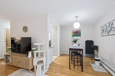 Tiny photo for 420 W Aldine Avenue #404, Chicago, IL 60657 (MLS # 12509666)