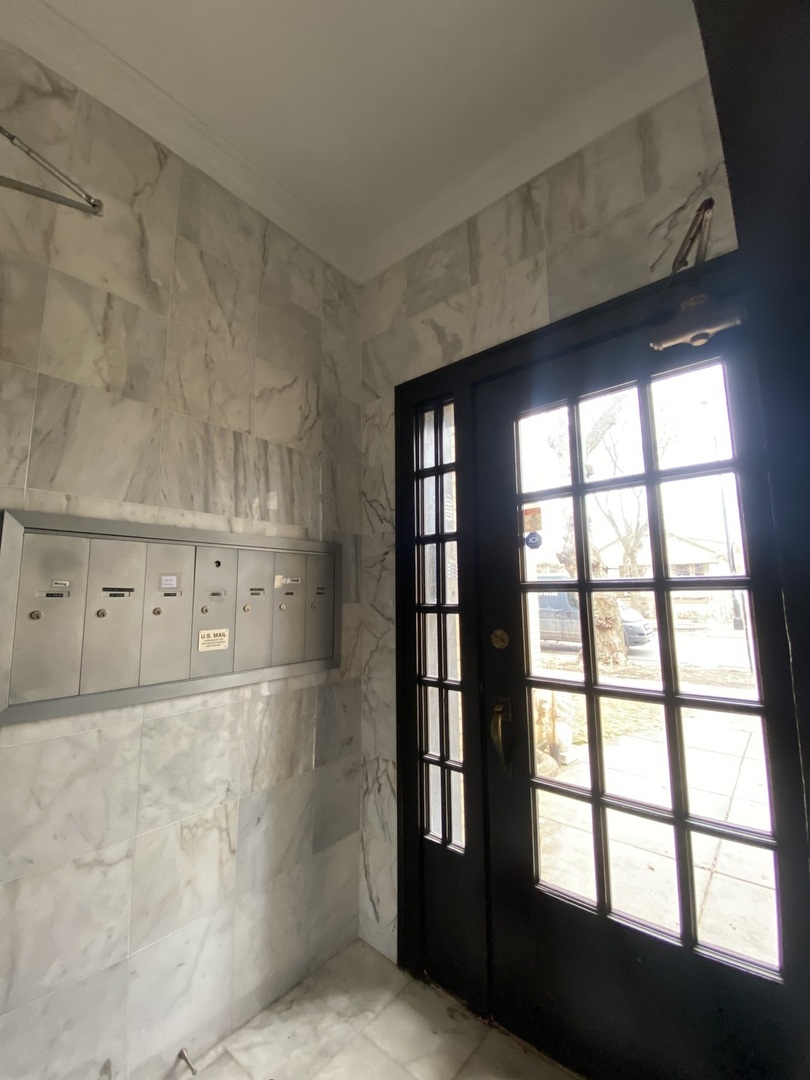 1721 W Bryn Mawr Avenue G