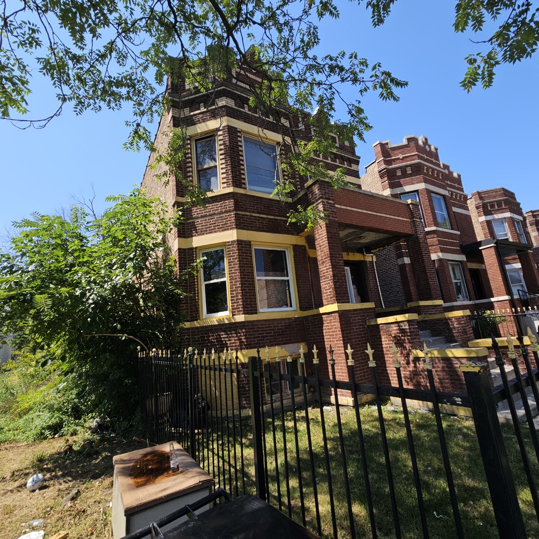 906 N LAVERGNE Avenue