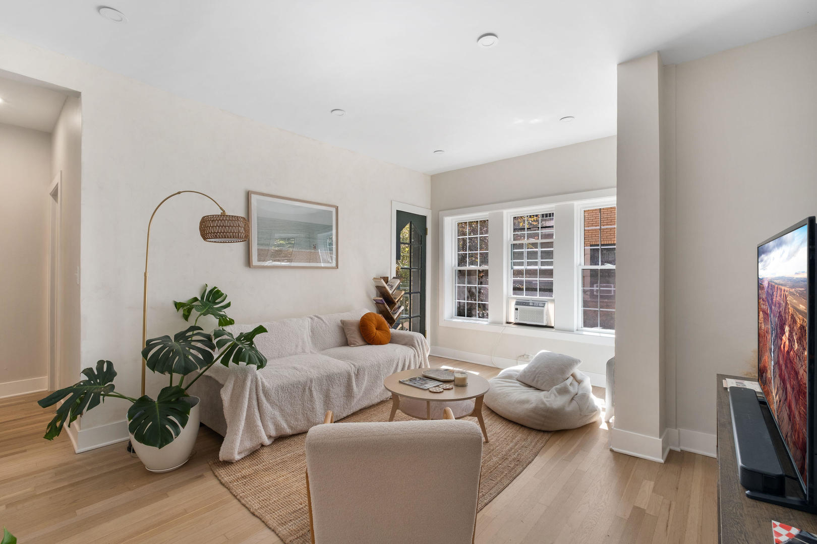 4320 N Clarendon Avenue 2011