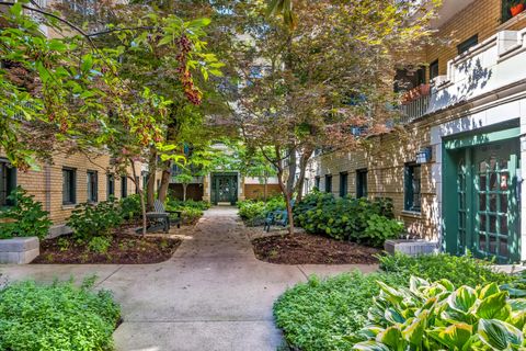 Photo of 4320 N Clarendon Avenue #2011, Chicago, IL 60613 (MLS # 12614591)