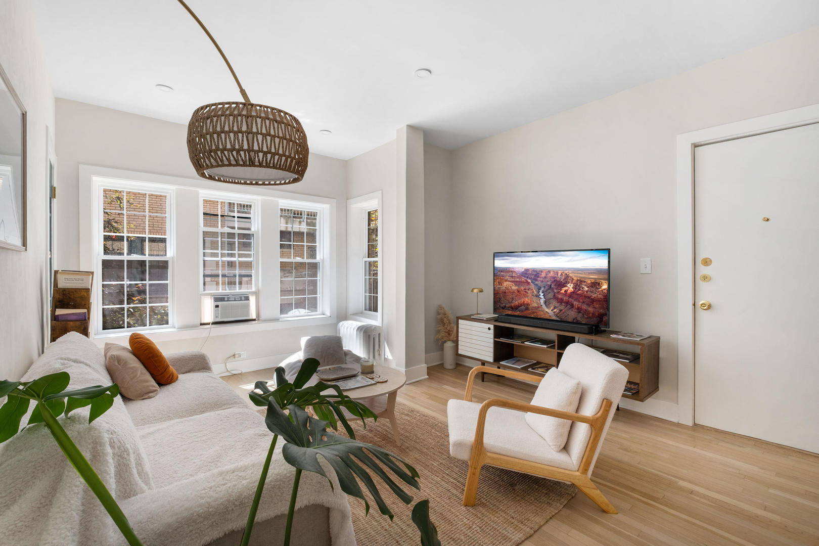 4320 N Clarendon Avenue 2011