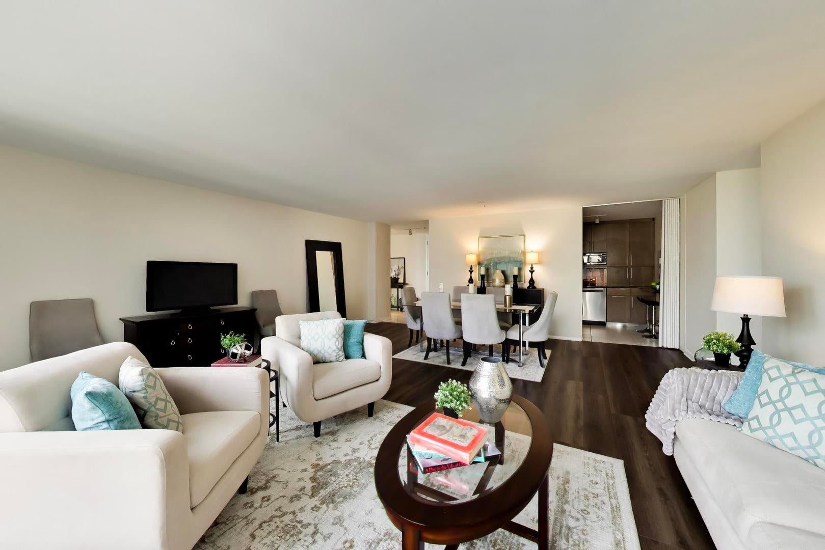 330 W Diversey Parkway 902-04