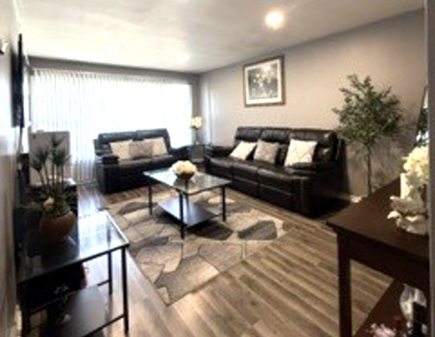 10955 S Mackinaw Avenue