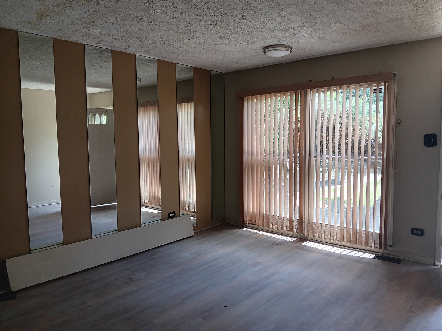 1521 E 13th Place