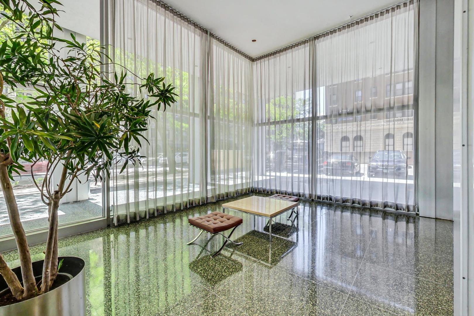 2400 N Lakeview Avenue 1708