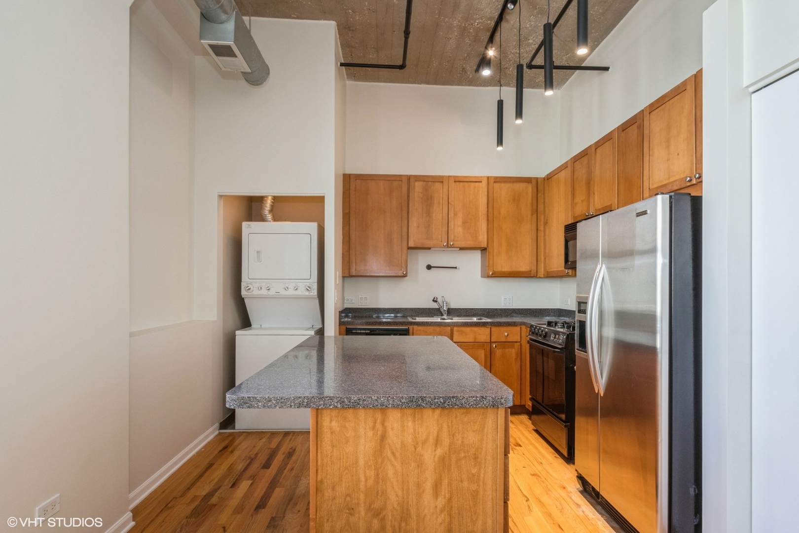 758 N Larrabee Street 832